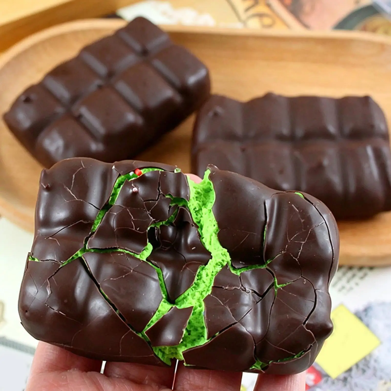 Party Games Game - チョコレートスクイーズおもちゃ、クリスピーチョコレートワックスクラッキングストレスボール、柔らかくリアルな食品スクイーズフィジェットおもちゃ、ストレス解消